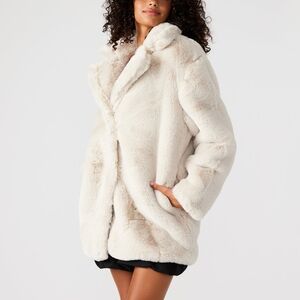Snow Coat in Beige
Steve Madden